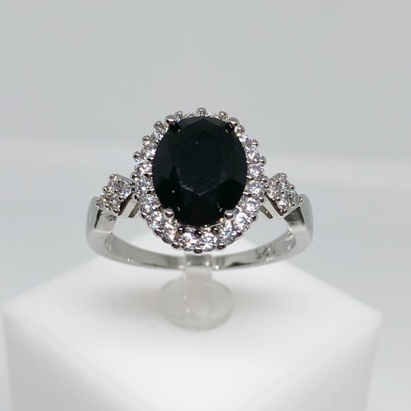 Jewelry - Sterling silver black crystal ring